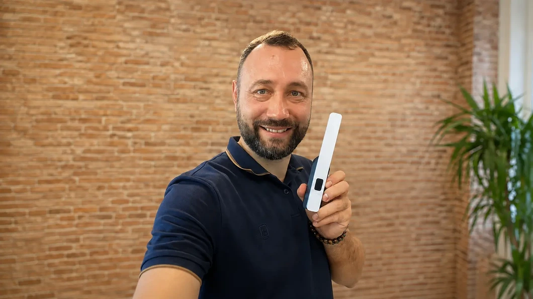 Marek Vitkovský s UniFi 5G záložným internetovým pripojením v kancelárii DIVITIAS.